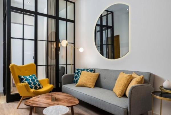 Var ska man hänga en spegel i vardagsrummet? En praktisk och snygg guide