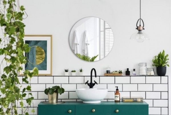 Vilken spegel till ett vitt badrum?